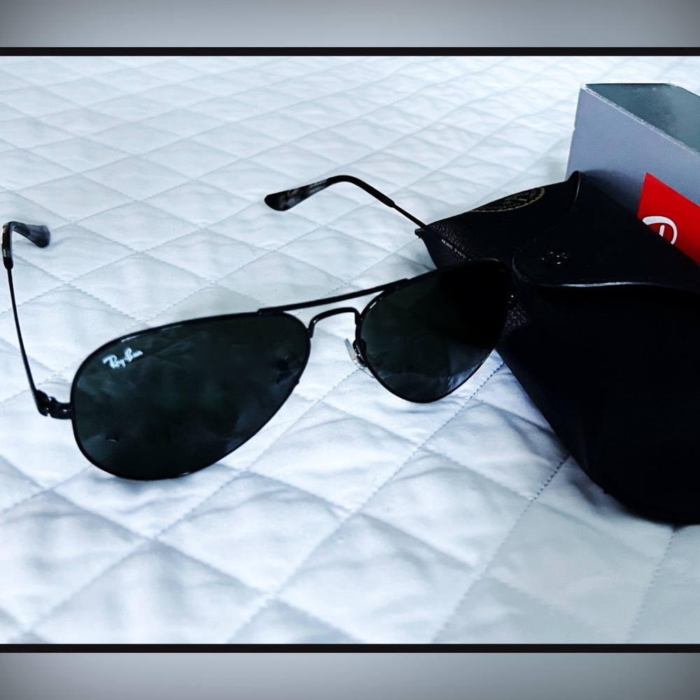 RAY BAN Aviator Sunglasses with Case